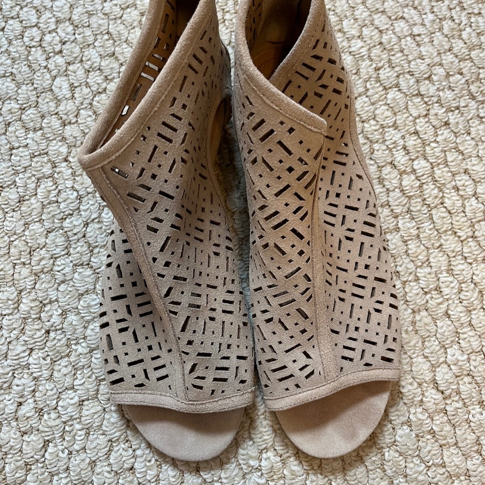 TAHARI Sandals